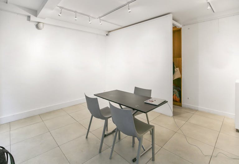 Lovely Boutique Shop in Le Marais - Image 4