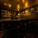 Retour dans le temps dans un magnifique Bar priv�