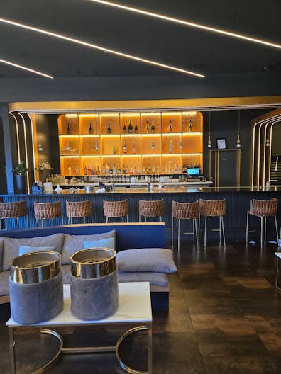 Full service restaurant and bar available for daily or weekly events - Image 2