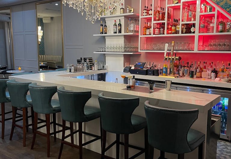 Bar and Lounge - Image 2