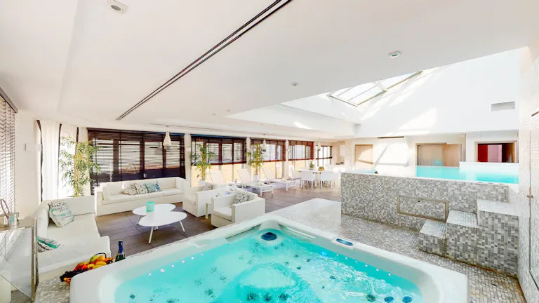 Hôtel particulier avec piscine à Cannes - Image 0