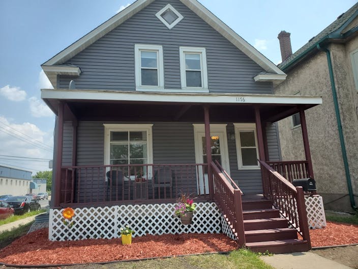 Charming 3 Bedroom Home, Close to U of M/Downtown/Dinkytown ~ Great Deck!! - Image 0