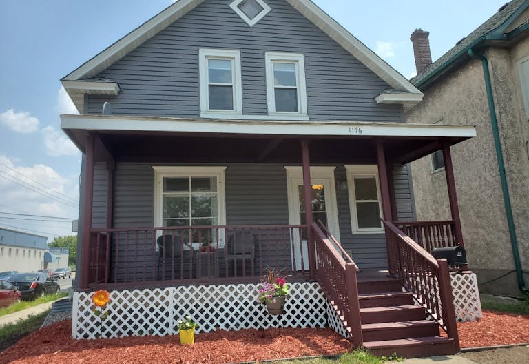 Charming 3 Bedroom Home, Close to U of M/Downtown/Dinkytown ~ Great Deck!! - Image 0