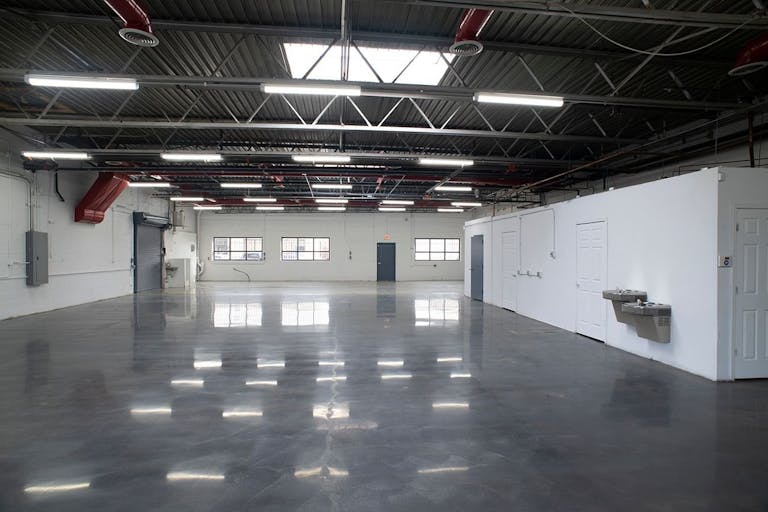 Versatile industrial property - perfect for your business needs - Image 0