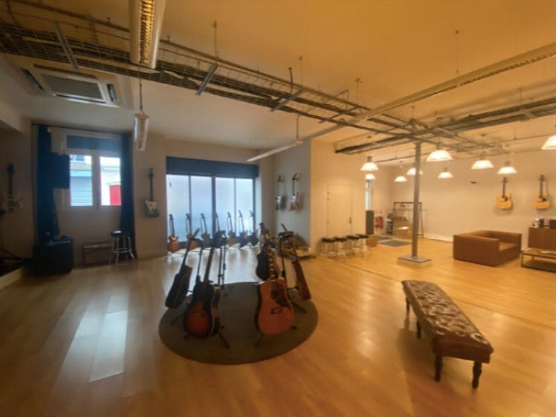 423 Square Meter Office Space on Rue Albert Thomas, Paris