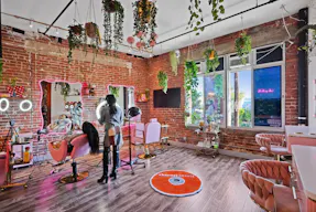 Cute n Unique Arts District Hair Salon / Booth Rental / Hairstylists, MUA, Lashes, Nail Techs - Image 5