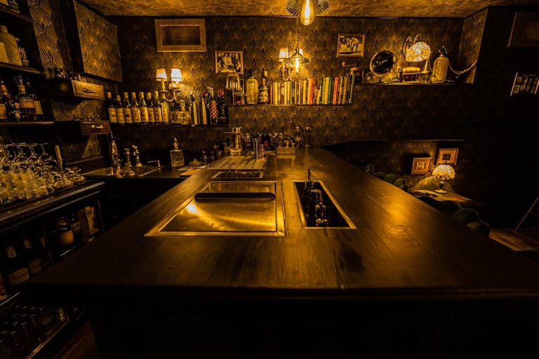 Retour dans le temps dans un magnifique Bar priv� - Image 3