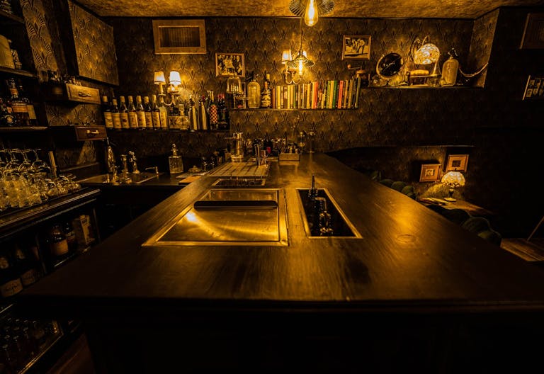 Retour dans le temps dans un magnifique Bar priv� - Image 3