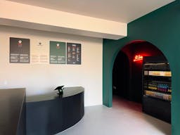 Central and modern space with indoor/outdoor patio. - Image 2