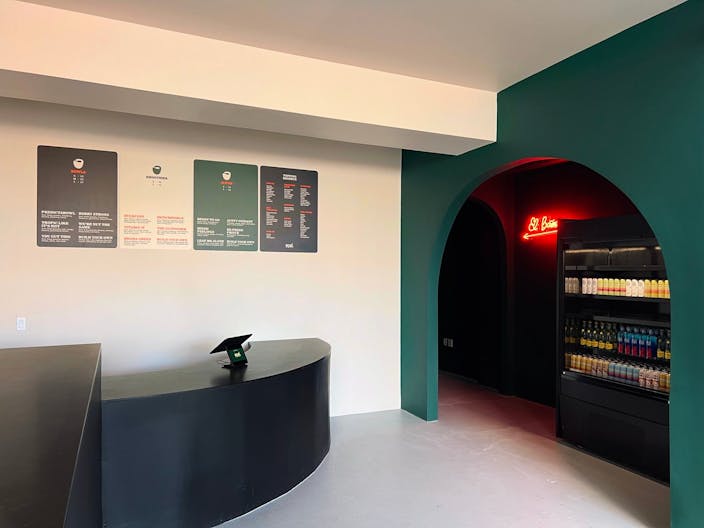 Central and modern space with indoor/outdoor patio. - Image 2