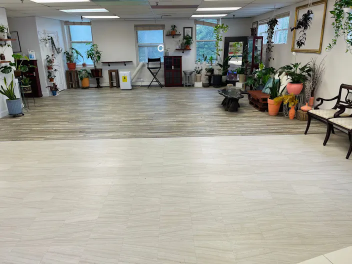 Charming, Spacious, Bright Studio - Image 0