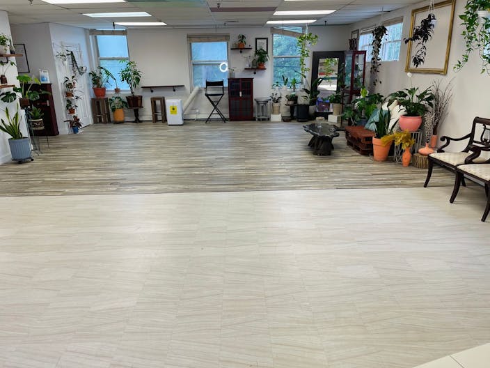 Charming, Spacious, Bright Studio - Image 0