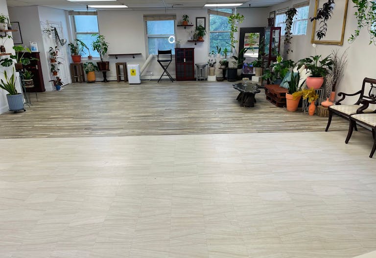 Charming, Spacious, Bright Studio - Image 0