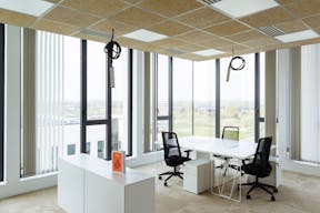 Etage spacieux de bureaux et terrasse privative - Image 2