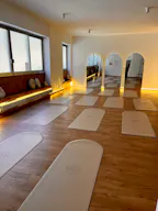 Espace de yoga ou activités de bien être au cœur de Cannes. - Image 2