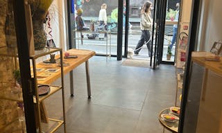Un espace pop-up parfait dans une jolie rue commerçante - Image 0