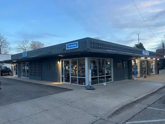 Great Downtown Retail /Office space available - Image 0