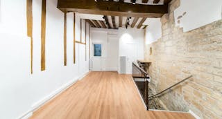 Pop Up Boutique on Rue Ferdinand Duval - Image 12