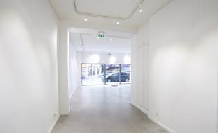 Shop in Paris France - Image 9