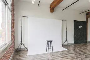 Urban DTLA Studio with Skyline View and Natural Light - Image 9