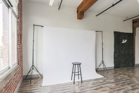 Urban DTLA Studio with Skyline View and Natural Light - Image 9