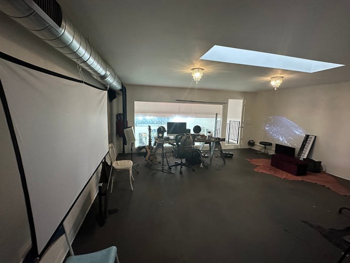 Luxurious Storefront on Melrose Ave - Image 4