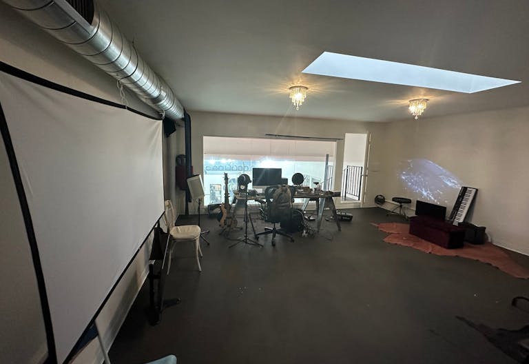 Luxurious Storefront on Melrose Ave - Image 4