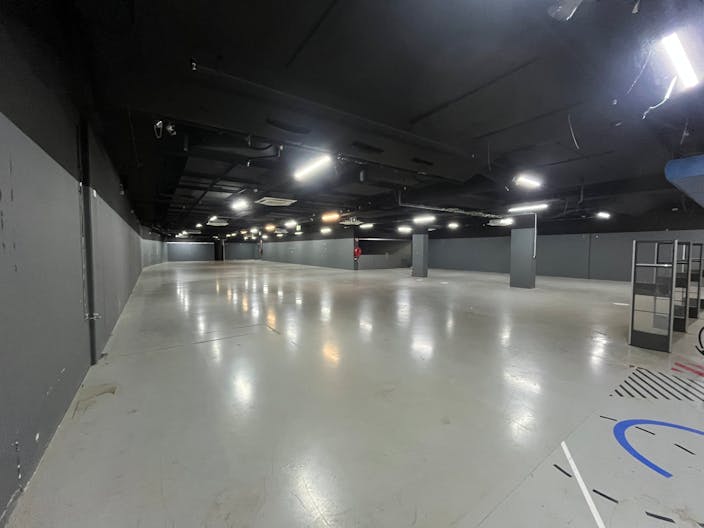 Espace Commercial Pop-Up de 868 m² au Cœur de Liège, Passage Piéton Premium (Place Saint-Lambert) - Image 4