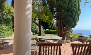 Un jardin qui plonge sur la baie des Ange's et le port a Nice pour créer un événement - Image 3