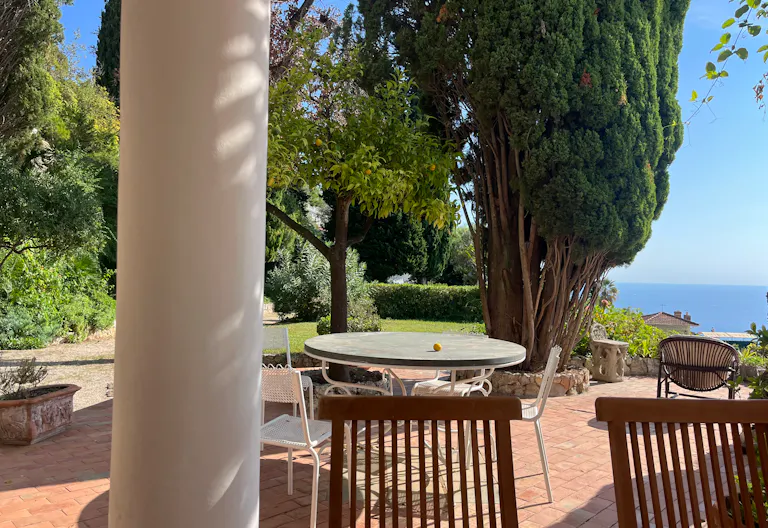 Un jardin qui plonge sur la baie des Ange's et le port a Nice pour créer un événement - Image 3