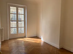 Spectacular Showroom in Saint-Germain - Image 7