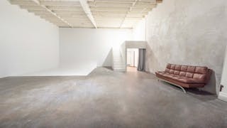 High-ceiling photo studio with a cyclorama wall - Image 10
