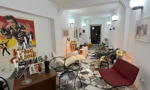 Local de 10 m² attenant à une galerie d’art et design. - Image 0