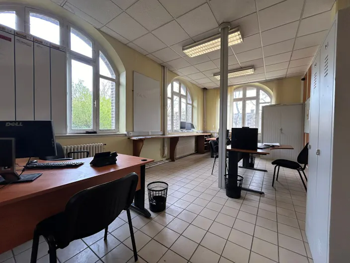 Décor/Lieu de tournage: Commissariat - Image 2