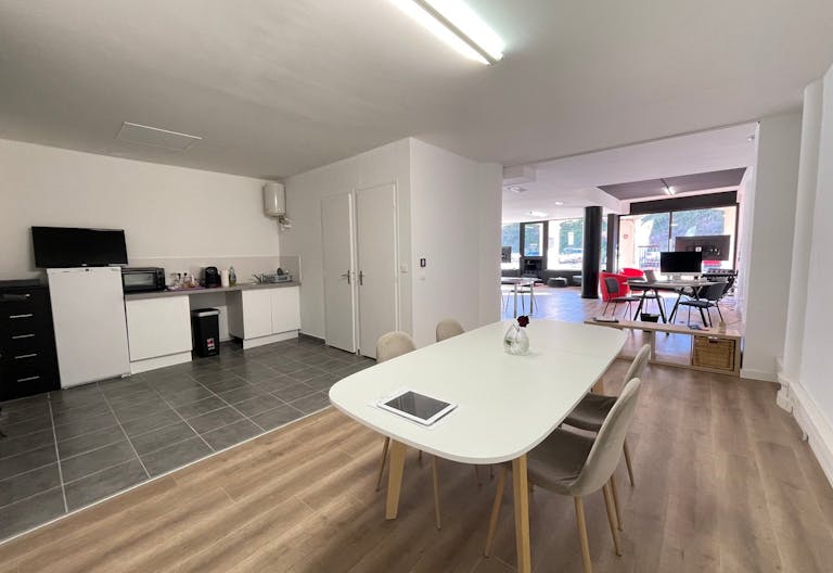 Galerie / Espace bureau / reception / co-working/ tout confort / village en bord de mer / 10 minutes Cannes - Image 0