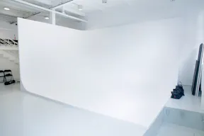 Un espace spacieux, lumineux et urbain, idéal pour des showroom, pop-up ou des expositions.  - Image 3