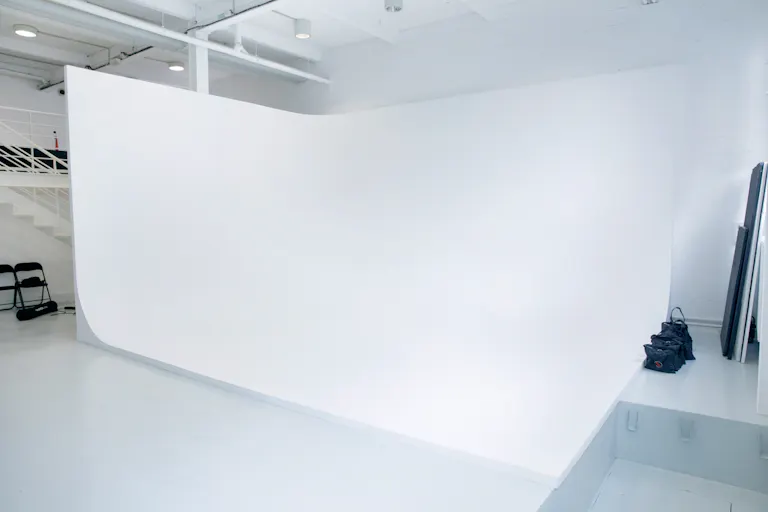 Un espace spacieux, lumineux et urbain, idéal pour des showroom, pop-up ou des expositions.  - Image 3