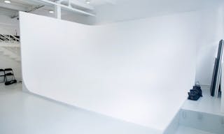 Un espace spacieux, lumineux et urbain, idéal pour des showroom, pop-up ou des expositions. - Image 4