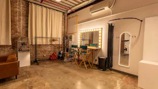 Captivating Manhattan Studio - Image 1