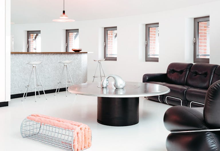 Water Tower Studio: A Fusion of Retro and Future - Image 4