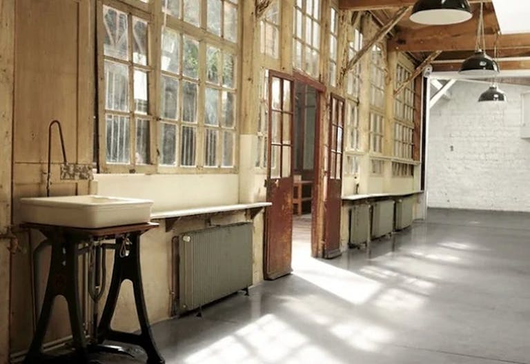 Incroyable espace de 650 m2 - Image 1