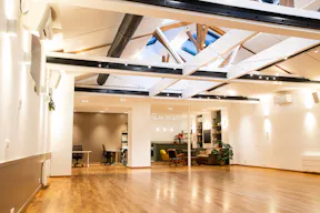 Elegant & Light flooded loft with storefront - Image 9