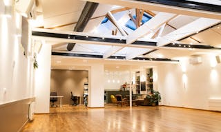 Elegant & Light flooded loft with storefront - Image 9