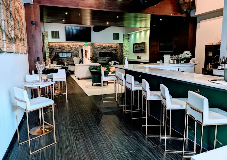 Sophisticated bar and lounge in the heart of downtown - Image 0