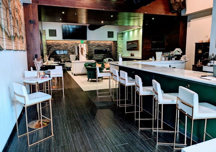 Sophisticated bar and lounge in the heart of downtown - Image 0