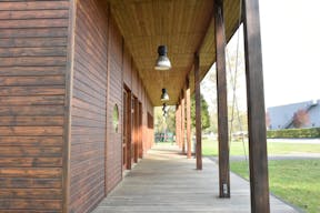 B�timent contemporain en bois id�al pour les lancements de produits et les expositions - Image 5