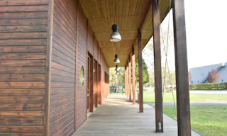 Bâtiment contemporain en bois idéal pour les lancements de produits et les expositions - Image 5