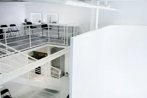 Un espace spacieux, lumineux et urbain, idéal pour des showroom, pop-up ou des expositions.  - Image 2
