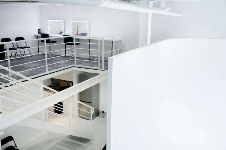 Un espace spacieux, lumineux et urbain, idéal pour des showroom, pop-up ou des expositions. - Image 2