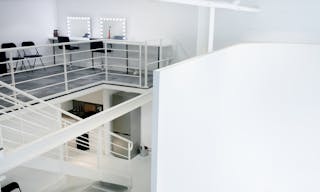 Un espace spacieux, lumineux et urbain, idéal pour des showroom, pop-up ou des expositions. - Image 3